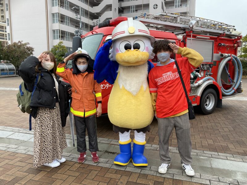 消防車両の前で記念撮影！神戸市消防局のキャラクター、ウーカンも登場しました。