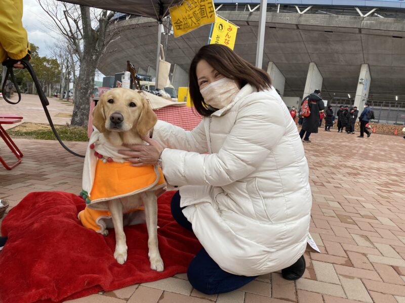 社会福祉法人兵庫盲導犬協会のブースでは啓発活動を行うPR犬、デューちゃんが登場！