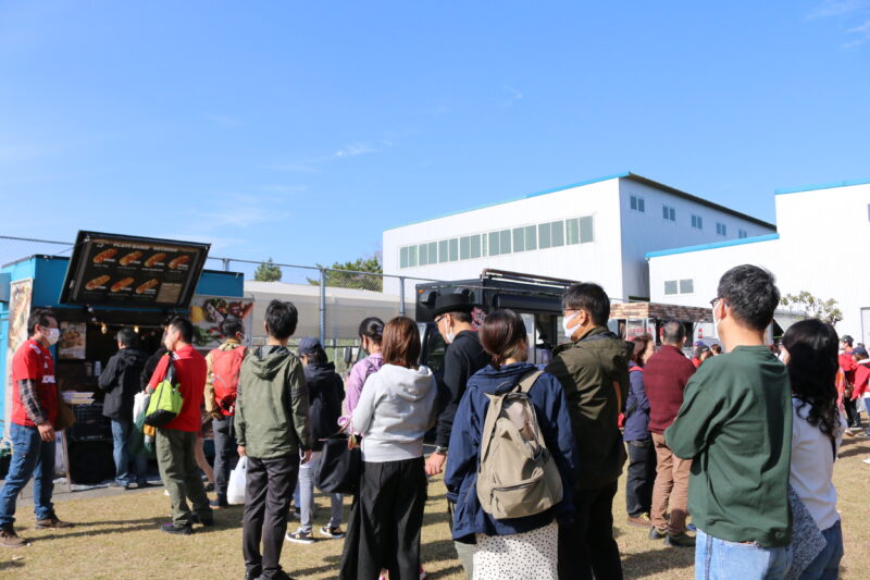 OBによる焼きそば屋台をはじめ、キッチンカーのコーナーも大勢の方々で賑わっていました。