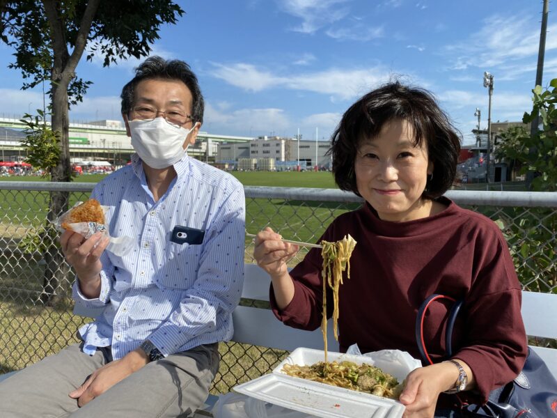 OBが腕によりをかけて作った焼きそばを堪能